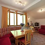 In Near Red 8 Gondola Apartman