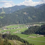 In Near Red 8 Gondola Apartman Wagrain